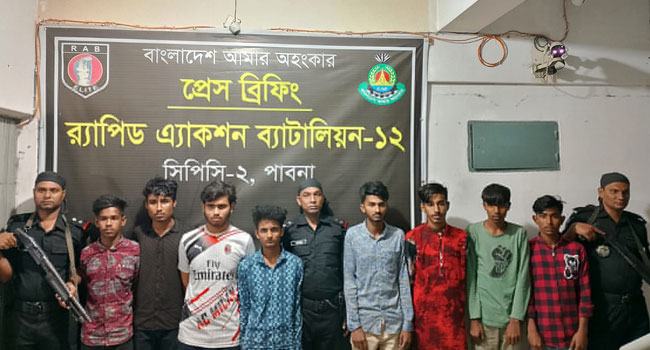 পাবনায় কিশোর গ্যাংয়ের ৮ সদস্য আটক