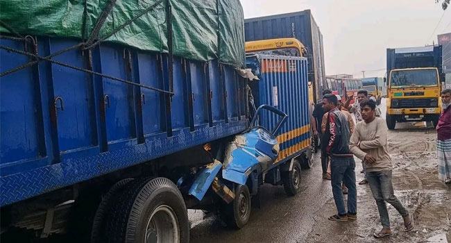 মিরসরাইয়ে দাঁড়িয়ে থাকা গাড়িকে পিকআপের ধাক্কা, নিহত ২
