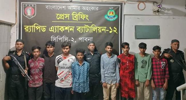 ঈশ্বরদীতে কিশোর গ্যাংয়ের ৮ সদস্যকে আটক করেছে র‍্যাব