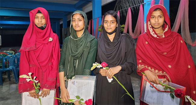 মাত্র ১২০ টাকায় পুলিশে চাকরি পেয়ে খুশি তারা