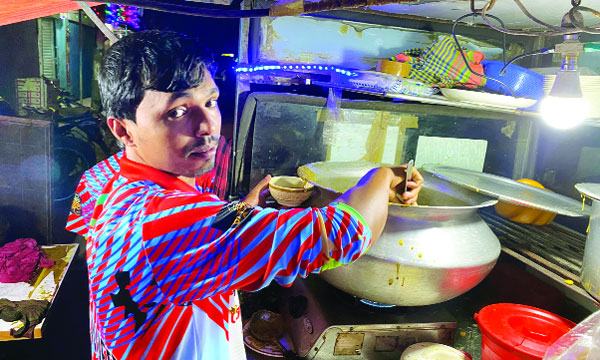 ফুটপাথে হালিম বিক্রি করে স্বাবলম্বী সাহাব উদ্দিন