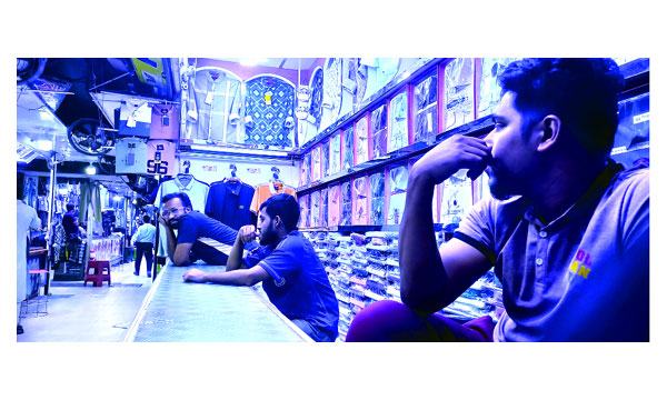 ঈদবাজারে ক্রেতার অপেক্ষা