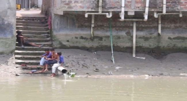 ইন্দুরকানীতে খালের পানিতে রান্না খালের পানি পান