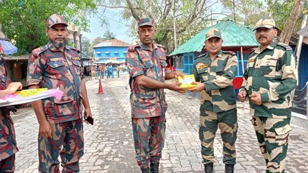 হিলি সীমান্তে বিএসএফকে মিষ্টি উপহার দিলো বিজিবি