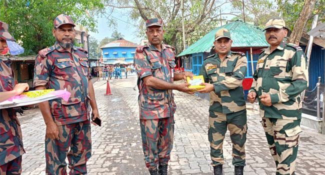 হিলি সীমান্তে বিএসএফকে মিষ্টি উপহার দিলো বিজিবি