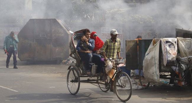 আজ সকালে বিশ্বে দ্বিতীয় দূষিত ঢাকার বাতাস