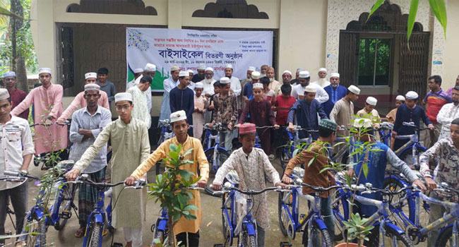 সোনাগাজীতে জামাতে নামাজ পড়ে বাইসাইকেল পুরস্কার পেল ২২ কিশোর
