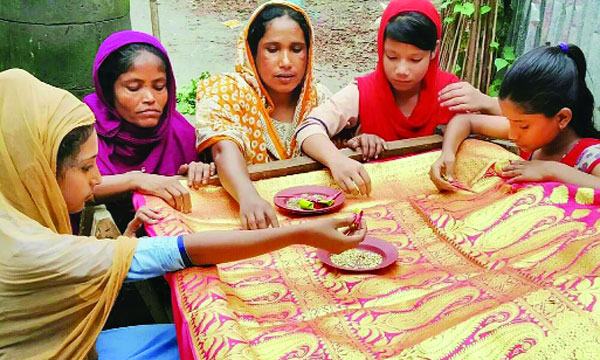 হোসেনপুরে ঈদ ও নববর্ষকে ঘিরে সুঁই কারিগরদের ব্যস্ততা