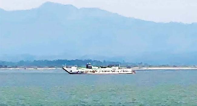 রাখাইনে তীব্র লড়াই : শাহপরীর সীমান্তের ওপারে মিয়ানমারের জাহাজ