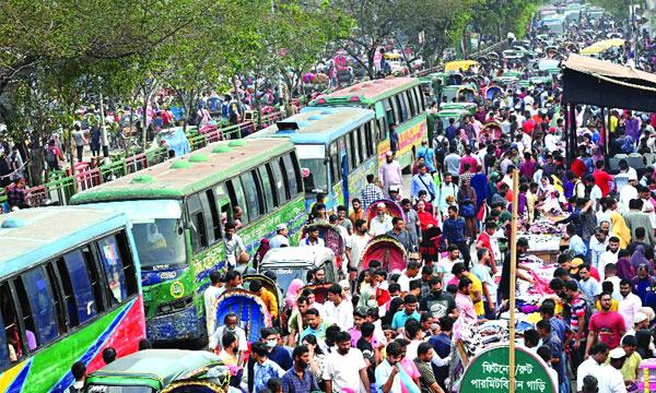 ধুলা আর যানজটে ভোগান্তিতে মানুষ