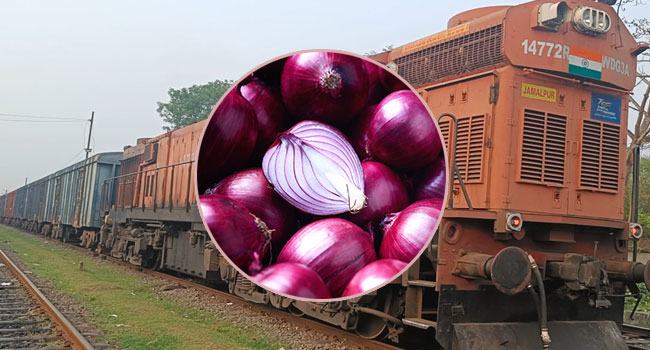 ভারত থেকে পেঁয়াজের প্রথম চালান ঢুকলো বাংলাদেশে