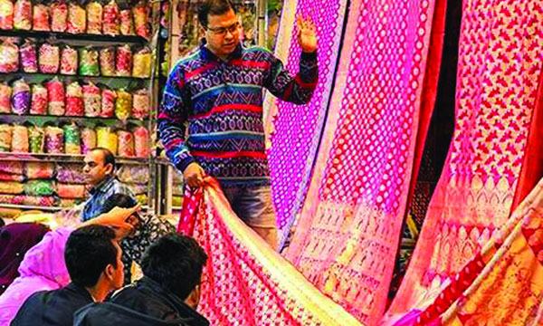 বেনারসি পল্লীতে শাড়ির দামে বেকুব ক্রেতা