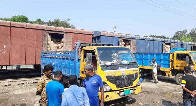 ভারতীয় ৫০ হাজার টন পেঁয়াজের প্রথম চালান খালাস হচ্ছে সিরাজগঞ্জে