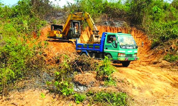 স্কুল নির্মাণের দোহাই দিয়ে টিলা কাটছেন ইউপি চেয়ারম্যান