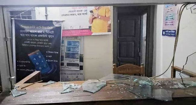 বান্দরবানে ব্যাংকে লুটপাট : খোঁজ মেলেনি অপহৃত ম্যানেজারের
