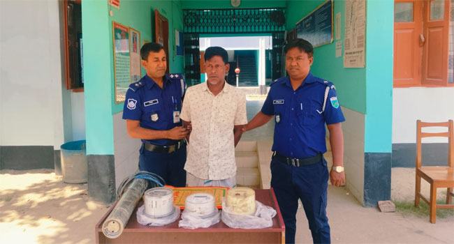 বৈদ্যুতিক মিটার ও সাব-মার্সিবল পাম্পসহ আন্তজেলা চোর দলের সদস্য গ্রেফতার