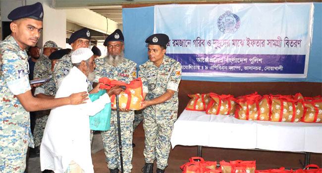 নোয়াখালী ভাসানচরের রোহিঙ্গাদের মাঝে পুলিশের ইফতার সামগ্রী বিতরণ