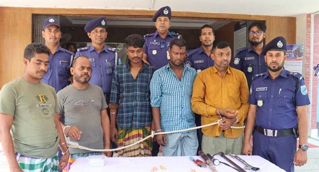 সিংগাইরে আন্তঃজেলা ডাকাত দলের সদস্যসহ গ্রেফতার ৫