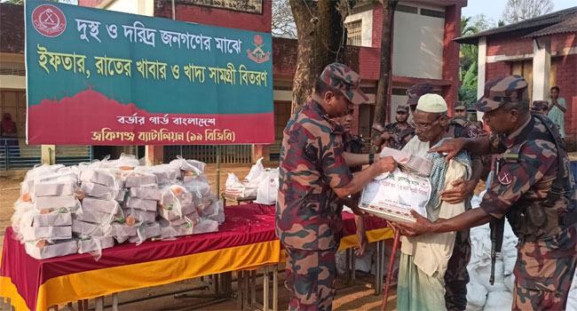 জৈন্তাপুরে বিজিবির ইফতার ও খাদ্য সামগ্রী বিতরণ