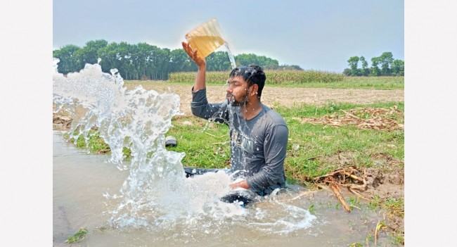 চুয়াডাঙ্গায় ভ্যাপসা গরমে হাঁসফাঁস দশা
