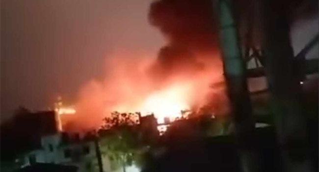 সোনারগাঁওয়ে ব্যাটারি কারখানায় ভয়াবহ আগুন, নিভল ৩ ঘণ্টা পর