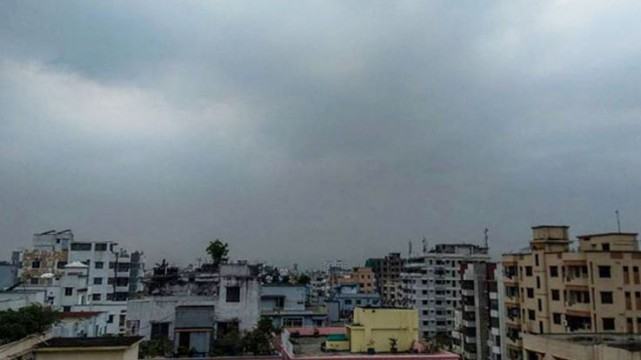 ঢাকার আকাশে মেঘ গুড় গুড়