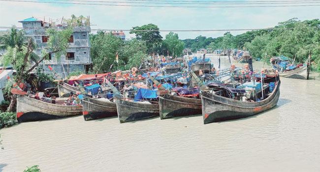 নদীতে মিলছে না ইলিশ, জেলেপল্লীতে নেই ঈদ আনন্দ