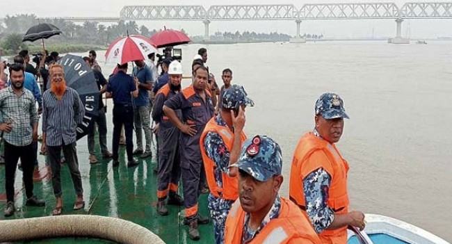 রূপসা নদীতে সারবোঝাই কার্গো ডুবি, ২ জন নিখোঁজ