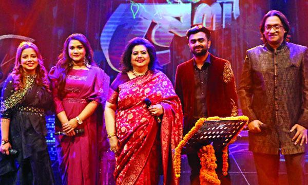 আনন্দ মেলায় রুনা লায়লা, সাথে চারজন