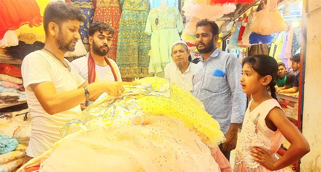 কিশোরগঞ্জে বিক্রির শীর্ষে পাকিস্তানি পোশাক‘আগা নূর'