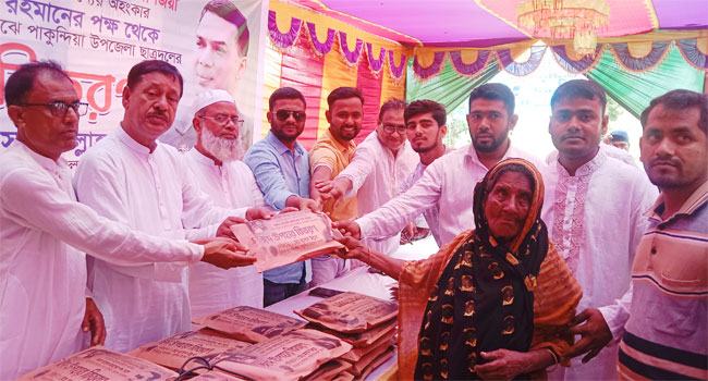 পাকুন্দিয়ায় খালেদা জিয়া-তারেকের পক্ষে ঈদ উপহার বিতরণ