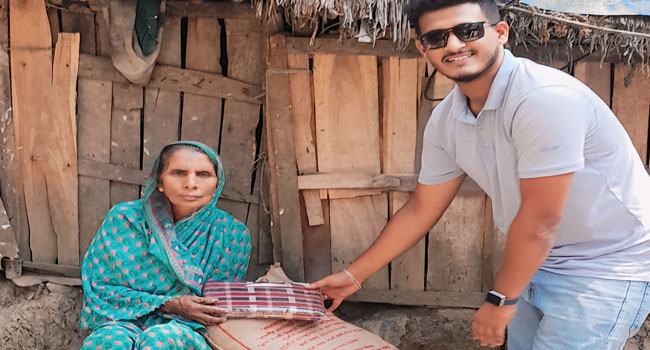 সেই বৃদ্ধার ঘরে ঈদ উপহার পাঠালেন ইউপি চেয়ারম্যান