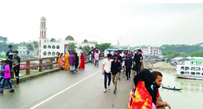 মুলাদীতে ডা. ভুলু সেতুতে ভ্রমণ পিপাসুদের উপচে পড়া ভিড়