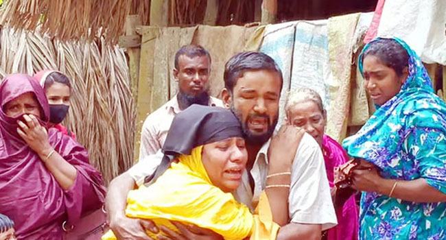 সদরঘাটে নিহত অন্তঃসত্ত্বা নারীসহ একই পরিবারের ৩ জনের পিরোজপুরে দাফন