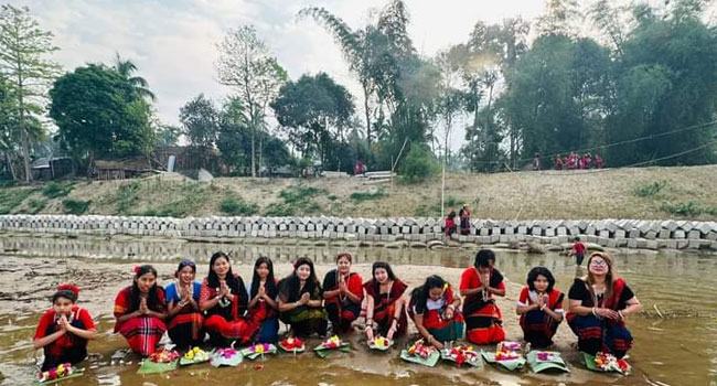 ফুল বিঝু দিয়ে খাগড়াছড়িতে পাহাড়ি সম্প্রদায়ের বৈসাবি শুরু