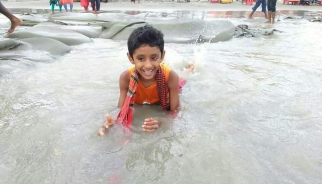 মায়ের সাথে গঙ্গা স্নানে গিয়ে স্কুলছাত্র নিখোঁজ