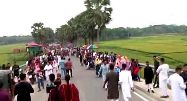 কালীগঞ্জে ফুলদীর নলী ব্রিজে হাজারো মানুষের ঢল