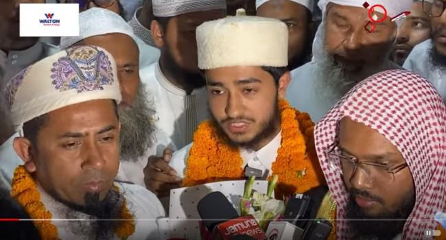 বিশ্বজয়ী হাফেজ আবু রায়হানকে বিমানবন্দরে সংবর্ধনা