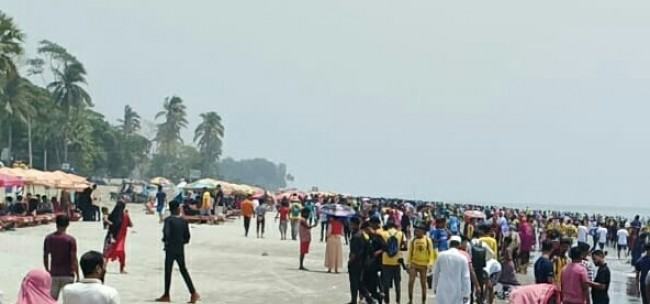 পর্যটকের পদচারণায় মুখরিত কুয়াকাটা