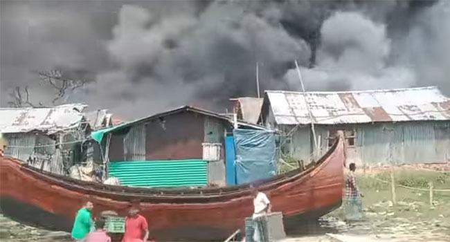 আনোয়ারায় জেলে পল্লীর অর্ধশতাধিক দোকান-বসতঘর পুডে ছাই