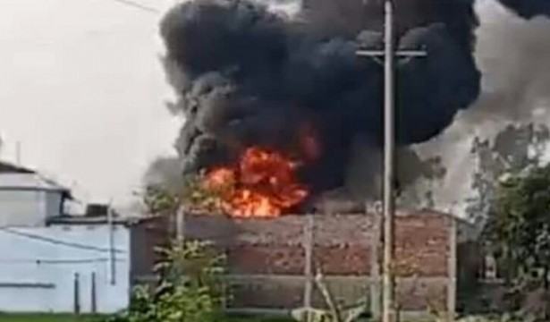 বগুড়ার শিবগঞ্জে পুড়ে গেছে তেলের গোডাউন
