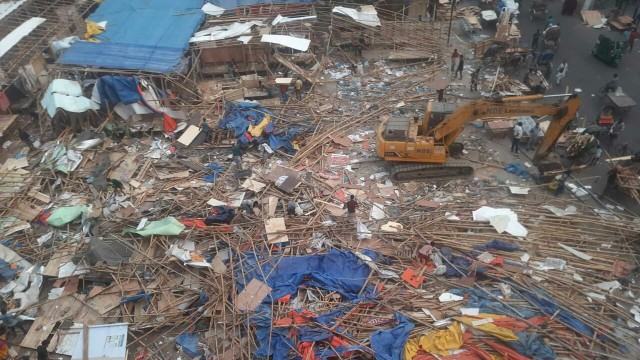 গুঁড়িয়ে দেয়া হলো বঙ্গবাজারের অস্থায়ী দোকান