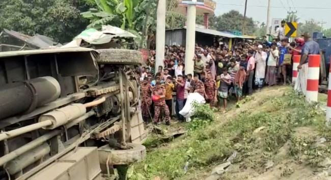 ময়মনসিংহে দুই বাসের মুখোমুখি সংঘর্ষে নিহত ২, আহত ২৫