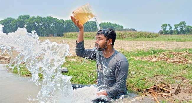 রেকর্ড ৪০.৬ ডিগ্রি তাপমাত্রায় পুড়ছে চুয়াডাঙ্গা