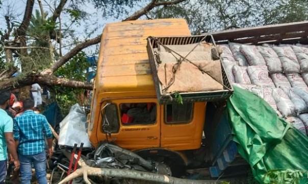 ঝালকাঠিতে ত্রিমুখী সংঘর্ষে নারী ও শিশুসহ নিহত ১২