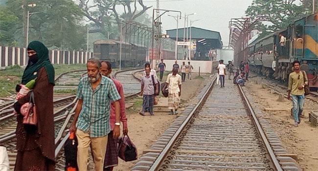 রাজবাড়ীতে অভাবের তাড়নায় ট্রেনের নিচে মাথা দিলেন বৃদ্ধ