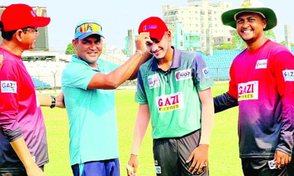 বাবার হাতে ছেলের অভিষেক