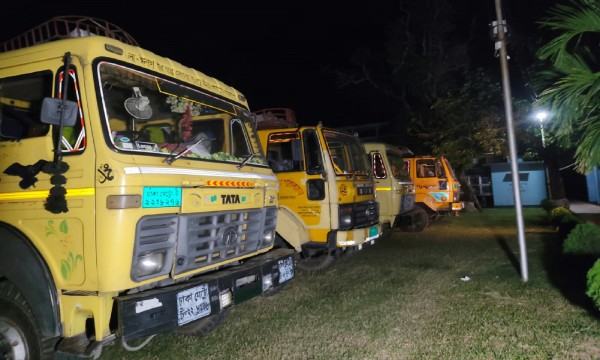 পাবনায় ১২ ট্রাক ভারতীয় চিনি জব্দ, আটক ২৩