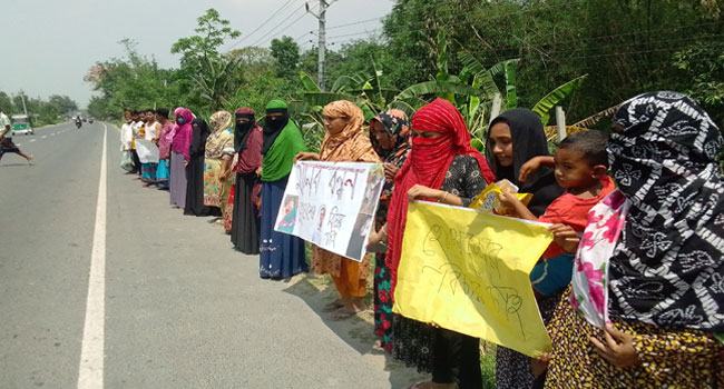 গোয়ালন্দে প্রবাসীর স্ত্রী-সন্তানকে মারধর, বিচারের দাবিতে মানববন্ধন