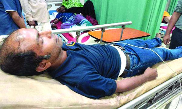 সাভারে সাংবাদিককে বিষাক্ত কেমিক্যাল নিক্ষেপ